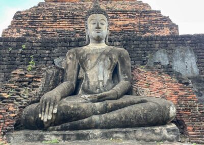 Restaurierte Buddha-Skulptur, sitztend