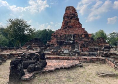 Alte Tempelruinen mit zerfallenen Buddha-Statuen