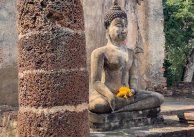 Sitzende Buddha-Statue in Tempelruinen