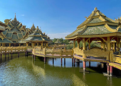 Pavillon mit Gold und Grün über dem Wasser gebaut.
